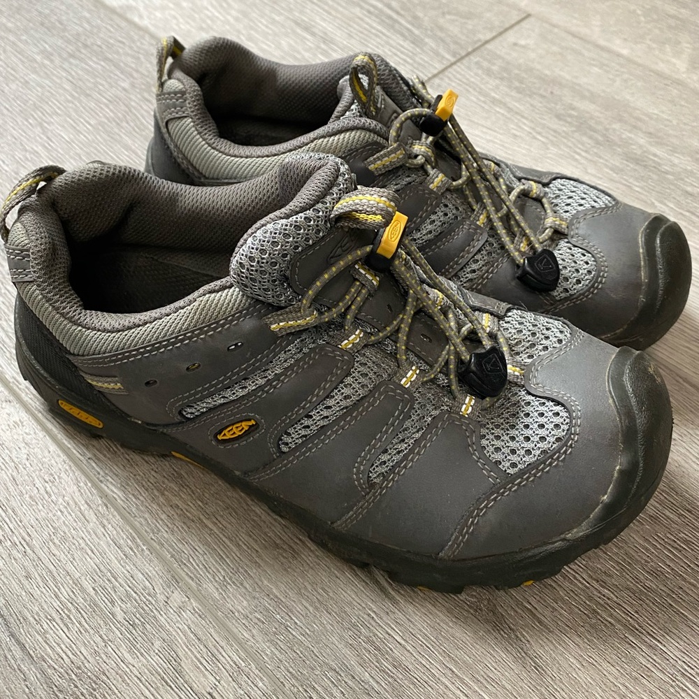 Keens! Size 4... great shoes!
